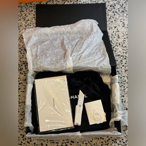 CHANEL Medium Trendy CC in Black Lambskin - Picture 3 of 12